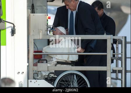 Rome, Italie. 24th juillet 2022. Italie, Rome, Vatican, 22/07/24. Le pape François en fauteuil roulant, flanqué de son maître d'hôtel Sandro Mariotti, est monté à bord de l'avion qui le fera voler au Canada pour son voyage apostolique, à l'aéroport de Fiumucino.Papa Francesco in sedia a rotelle, affiancato dal suo maggiordomo Sandro Mariotti, Viene imbarcato sull'aereo che lo porterà au Canada per il suo Viaggio Apostolico, all'aeroporto di Fiumucino. Photo par Massimiliano MIGLIORATO/Catholic Press photo Credit: Independent photo Agency/Alay Live News Banque D'Images