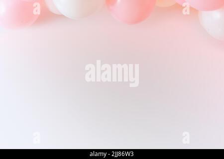 Fond gris rose clair avec ballons blancs et roses. Banque D'Images