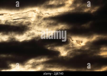 Vue paysage des nuages au lever du soleil, Weston-Super-Mare, Somerset, Royaume-Uni, août Banque D'Images