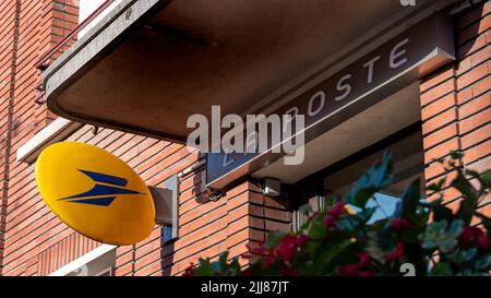 Logo et signe de la société française la poste sur la façade d'un bureau de poste. Le groupe la poste est le principal opérateur des services postaux en France Banque D'Images