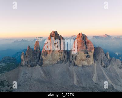 Vue d'en haut, vue aérienne stupéfiante des trois sommets de Lavaredo (Tre cime di Lavaredo) pendant un beau lever de soleil. Banque D'Images