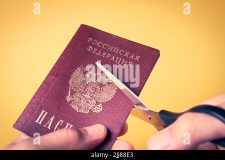 Déportation de Russie. Privation de citoyenneté. Changement de pays. Des ciseaux ont coupé le passeport d'un citoyen de la Fédération de Russie. Banque D'Images