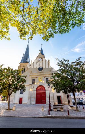 Façade de l'église catholique Saint-Jean-Baptiste de Sceaux, monument historique situé dans le département français des hauts-de-Seine, au sud de Paris Banque D'Images