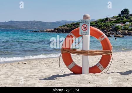 Spiaggia Bados, Nähe Olbia, plage, Strand, Rettungsring, Rauchverbot, Sardinien, Mittelmeer, Italien, Europa, Banque D'Images