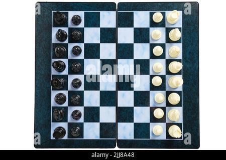 Vue du dessus du chessboard des pièces d'échecs noir et blanc Banque D'Images