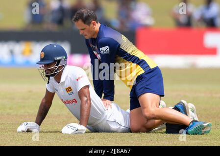 Galle, Sri Lanka. 24th juillet 2022. Le physio de l'équipe de cricket sri-lankaise assiste à Dimuth Karunaratne pendant les 1st jours du match de cricket test de 2nd entre le Sri Lanka et le Pakistan au stade international de cricket de Galle, à Galle, le 24th juillet 2022. Viraj Kothalwala/Alamy Live News Banque D'Images