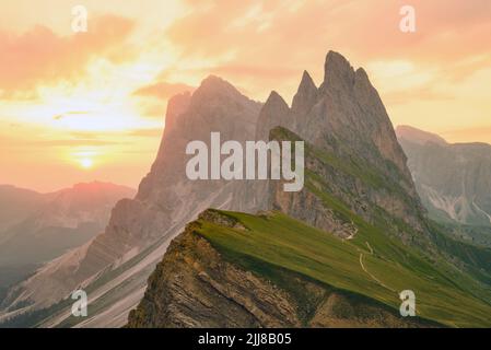 Vue à couper le souffle de Seceda pendant un beau lever de soleil. Le Seceda avec ses 2,500 mètres est le point de vue le plus élevé de Val Gardena, Dolomites, Italie. Banque D'Images