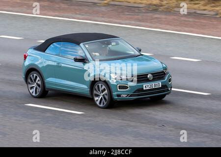 2020 VW Volkswagen T-ROC 1498cc 7 vitesses auto essence cabriolet ; sur l'autoroute M6, Royaume-Uni Banque D'Images