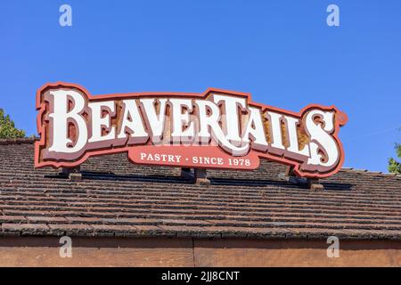 Logo Canadian Beaver Tails Sign On A Restaurant in Tobermory, The Bruce Peninsular Ontario Canada. BeaverTails est Une pâtisserie de pâte frisée canadienne Delica Banque D'Images