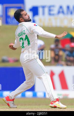 Galle, Sri Lanka. 24th juillet 2022. Le Mohammad Nawaz, du Pakistan, s'est mis à l'épreuve pendant les 1st jours du match de cricket de 2nd entre le Sri Lanka et le Pakistan au stade international de cricket de Galle, à Galle, le 24th juillet 2022. Viraj Kothalwala/Alamy Live News Banque D'Images