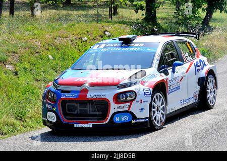 Le pilote Yoann Bonato et son copilote Benjamin Boulloud à bord de leur voiture Citroën C3 Rally2, lors de la phase Santopadre - Fontana Liri de l'édition 10 du Championnat européen de rallye de la FIA 'Rally di Roma capitale' qui a eu lieu dans la région du Latium. Santopadre, Italie, 23 juillet 2022. (Photo par Vincenzo Izzo/Sipa USA) Banque D'Images