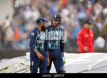 Adil Rashid et Jos Buttler, en Angleterre, s'arrêtent à la pluie lors du troisième match international d'une journée au stade Headingley, à Leeds. Date de la photo: Dimanche 24 juillet 2022. Banque D'Images