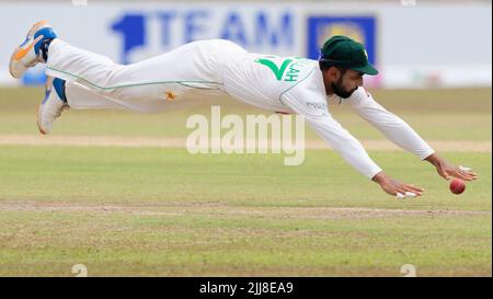 Galle, Sri Lanka. 24th juillet 2022. Abdullah Shafique, du Pakistan, plonge pour arrêter le ballon pendant les 1st jours du match de cricket de 2nd entre le Sri Lanka et le Pakistan au stade international de cricket de Galle, à Galle, le 24th juillet 2022. Viraj Kothalwala/Alamy Live News Banque D'Images