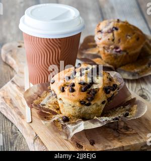 Muffins fraîchement cuits servis avec du café dans une tasse jetable. Banque D'Images