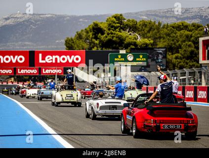 Le Castellet, France. 24th juillet 2022. , 2022LE CASTELLET - les pilotes défilent devant le Grand Prix de France F1 au circuit Paul Ricard sur 24 juillet 2022 au Castellet, France. REMKO DE WAAL Credit: ANP/Alamy Live News Banque D'Images