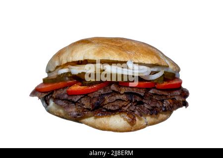 Döner sandwich d'agneau ou de viande de boeuf appelé Sandviç döner isolé sur un fond noir Banque D'Images