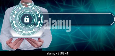 Femme d'affaires tenant une tablette présentant le Shield Protected Lock graphique présentant la technologie moderne. Femme élégante présente des stratégies pour le cybernétique Banque D'Images