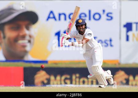 Galle, Sri Lanka. 24th juillet 2022. Dinesh Chandimal au Sri Lanka joue un tir pendant les 1st jours du match de cricket test de 2nd entre le Sri Lanka et le Pakistan au stade international de cricket de Galle, à Galle, le 24th juillet 2022. Viraj Kothalwala/Alamy Live News Banque D'Images