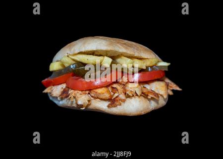 Sandwich au poulet Döner ou Sandviç döner Isolated. Banque D'Images