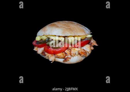 Sandwich au poulet Döner ou Sandviç döner Isolated. Banque D'Images