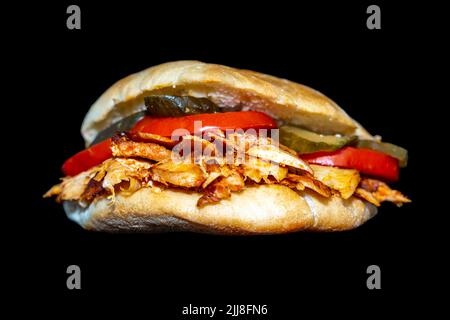 Sandwich au poulet Döner ou Sandviç döner Isolated. Banque D'Images