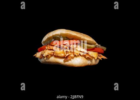 Sandwich au poulet Döner ou Sandviç döner Isolated. Banque D'Images