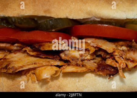 Gros plan sur le sandwich Döner ou Sandviç döner avec de la viande de poulet. Banque D'Images