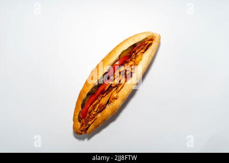Long sandwich de poulet Döner ou Sandviç döner Isolated sur fond blanc. Banque D'Images