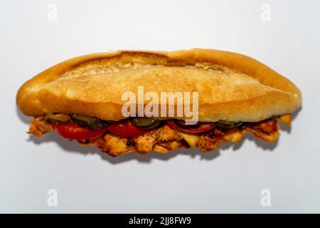 Long sandwich de poulet Döner ou Sandviç döner Isolated sur fond blanc. Banque D'Images