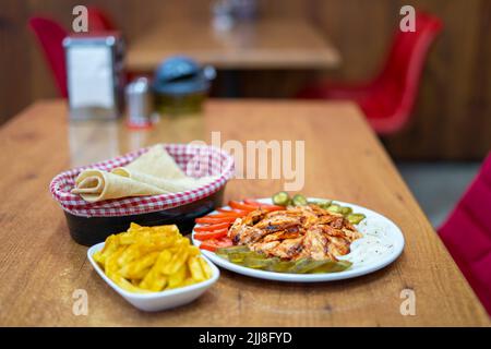 Assiette de poulet döner dans un restaurant Banque D'Images