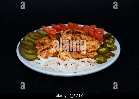Assiette de poulet dans un restaurant. Isolé. Banque D'Images