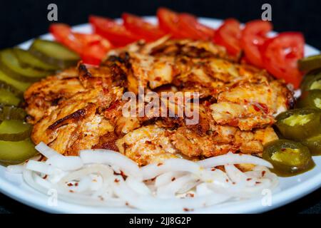 Fermez l'assiette de poulet dans un restaurant. Isolé. Banque D'Images