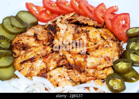 Fermez l'assiette de poulet dans un restaurant. Isolé. Banque D'Images