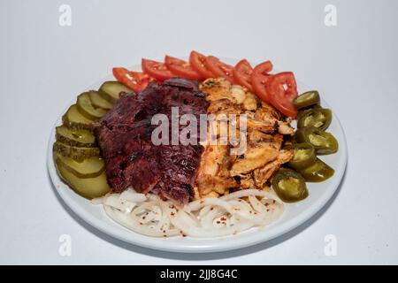 Dans un restaurant, mélanger la assiette de poulet et la viande de bœuf Banque D'Images