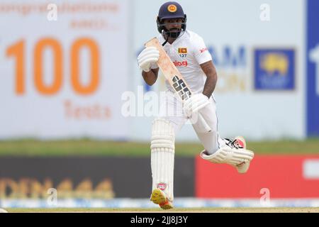 Galle, Sri Lanka. 24th juillet 2022. Le Niroshan Dickwella du Sri Lanka court entre les bickets pendant les 1st jours du match de cricket test de 2nd entre le Sri Lanka et le Pakistan au stade international de cricket de Galle, à Galle, le 24th juillet 2022. Viraj Kothalwala/Alamy Live News Banque D'Images