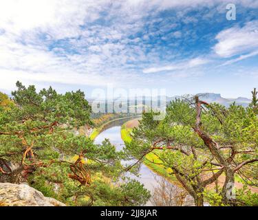 Paysage d'automne pittoresque dans le parc national de la Suisse saxonne. Vue sur l'Elbe depuis le point de vue de Bastei. Lieu: Lohmen, état de Saxe, allemand Banque D'Images