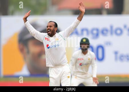 Galle, Sri Lanka. 24th juillet 2022. Le joueur de cricket pakistanais Nauman Ali lance un appel pour un match de cricket pendant les 1st jours du match de cricket test de 2nd entre le Sri Lanka et le Pakistan au stade international de cricket de Galle, à Galle, le 24th juillet 2022. Viraj Kothalwala/Alamy Live News Banque D'Images