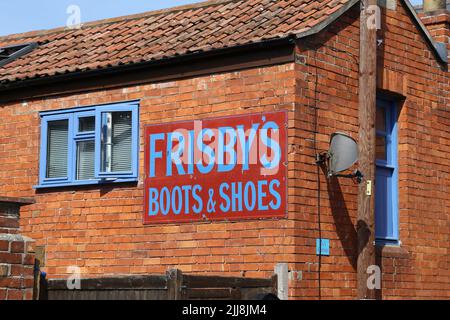 Vieux panneau mural en émail de Frisby, rue Adam, Burnham-on-Sea, Sedgemoor, Somerset, Angleterre, Grande-Bretagne, Royaume-Uni, Royaume-Uni, Europe Banque D'Images