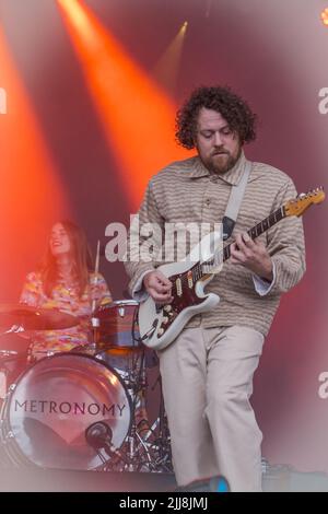 Metronomy ( Joseph Mount, Anna Prior)spectacle au Lovell Stage Blue Dot Festival le samedi 23nd juillet 2022.se déroule du 21 au 24 juillet au site du patrimoine mondial de l'UNESCO, Jodrell Bank, Cheshire Royaume-Uni, photo : Alvaro Velazquez. www.worldwidefeatures.com Banque D'Images