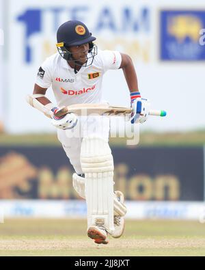 Galle, Sri Lanka. 24th juillet 2022. Le Dunith Welllage du Sri Lanka court entre les bickets pendant les 1st jours du match de cricket test de 2nd entre le Sri Lanka et le Pakistan au stade international de cricket de Galle, à Galle, le 24th juillet 2022. Viraj Kothalwala/Alamy Live News Banque D'Images