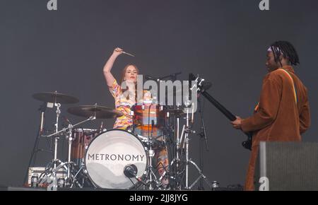 Metronomy (Anna Prior et Olugbenga Adelekan) se produit au Lovell Stage Blue Dot Festival le samedi 23nd juillet 2022.se déroule du 21 au 24 juillet au site du patrimoine mondial de l'UNESCO, Jodrell Bank, Cheshire Royaume-Uni, photo : Alvaro Velazquez. www.worldwidefeatures.com Banque D'Images