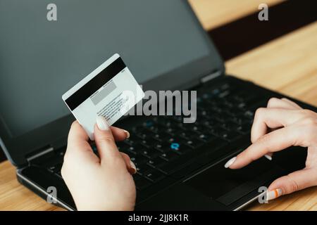 achat en ligne femme acheter internet ordinateur portable carte Banque D'Images