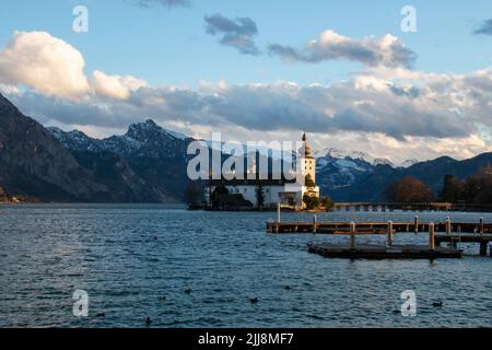 Lac Traunsee et château Schloss Orth sur l'île de Gmunden près de Salzbourg, Salzkammergut, Autriche Banque D'Images