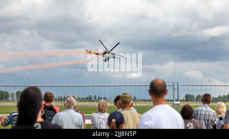 SIAULIAI / LITUANIE - 27 juillet 2019: Spectateurs regardant Mil mi-24 Hind hélicoptère militaire de combat exposition lors d'un spectacle aérien Banque D'Images