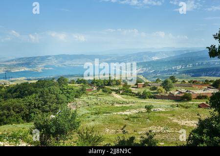 Réservoir de Chirkey Dagestan, paysage de montagne avec route de terre à proximité du réservoir Banque D'Images