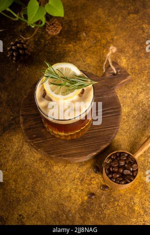 café glacé avec de l'eau pétillante au citron sur des montagnes russes rustiques et avec du romarin sur le dessus Banque D'Images