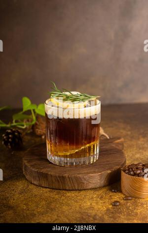 café glacé avec de l'eau pétillante au citron sur des montagnes russes rustiques et avec du romarin sur le dessus Banque D'Images