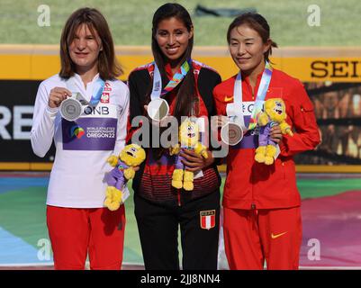 Podium 35 km marcher femmes, de gauche à droite: Katarzyna ZDZIEBLO de Pologne, argent, Kimberly Garcia Leon du Pérou, or et Shijie Qieyang de Chine, bronzant le Championnat du monde d'athlétisme 18th à Eugene, Oregon, Etats-Unis sur 22 juillet 2022. Photo de Giuliano Bevilacqua/ABACAPRESS.COM Banque D'Images