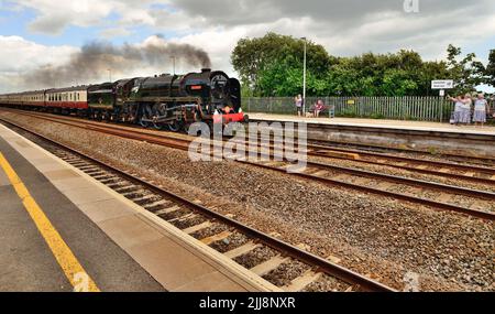 BR Standard Class No 70000 Britannia passant par la gare de Dawlish Warren le 11th juin 2022 avec la Riviera Express anglaise à destination de Kingswear. Banque D'Images