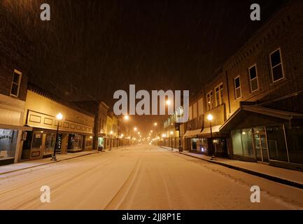 Des averses de neige couvrent la rue principale et le quartier des affaires du centre-ville tôt le samedi, 8 mars 2008 à Campbellsville, comté de Taylor, Kentucky, ÉTATS-UNIS. Le centre du Kentucky et le sud de l'Indiana ont enregistré une chute de neige historique record de 6,1 pouces sur 8 mars, avec une température anormalement basse de 20 degrés Fahrenheit (normalement 36) et une température élevée de 30 degrés (normalement 55), selon le bureau du Service météorologique national de Louisville, KY. (Photo APEX MediaWire par Billy Suratt) Banque D'Images